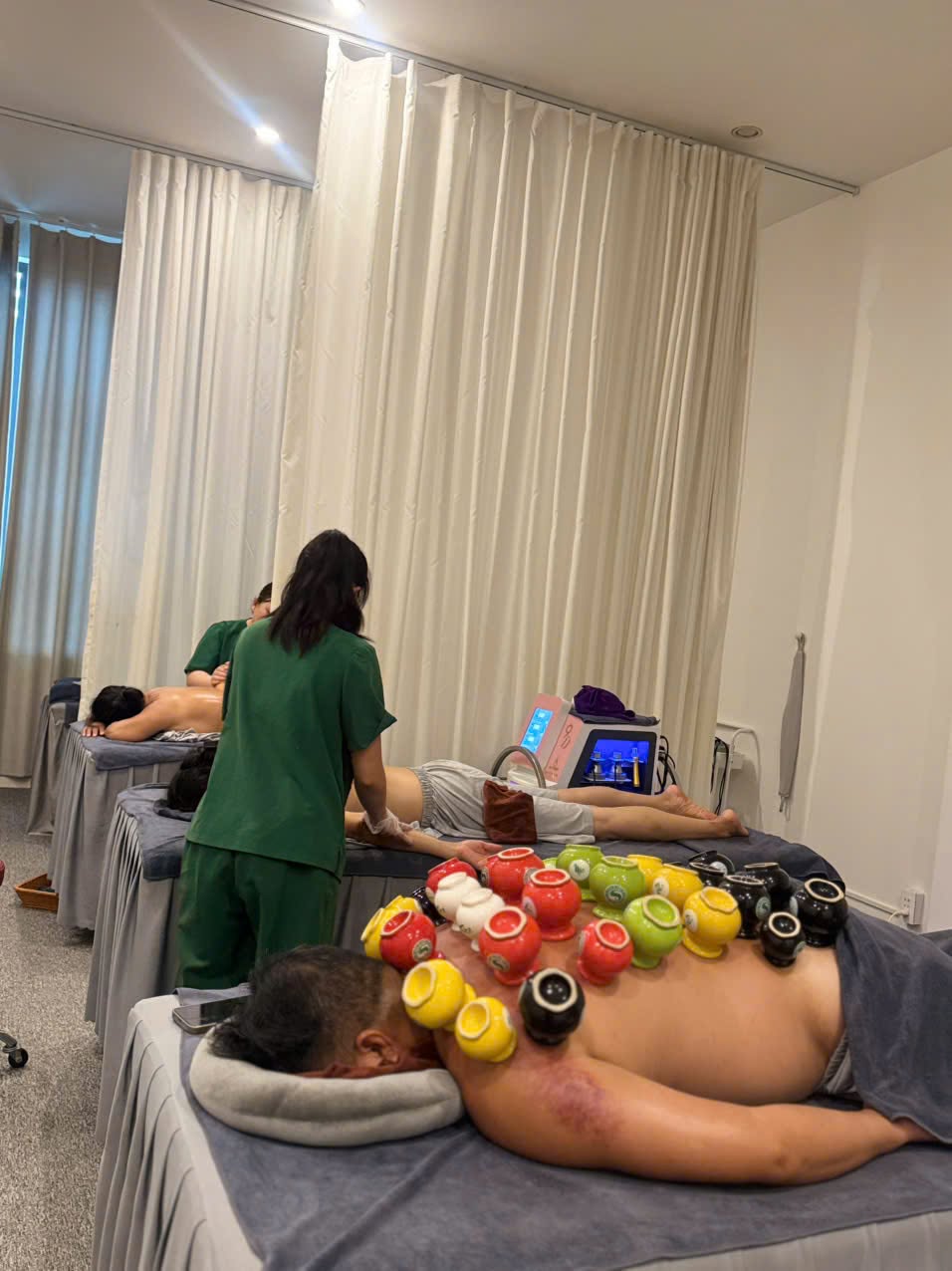 Bác sĩ tư vấn khám Đông y cho khách hàng tại Hồi Xuân Đường