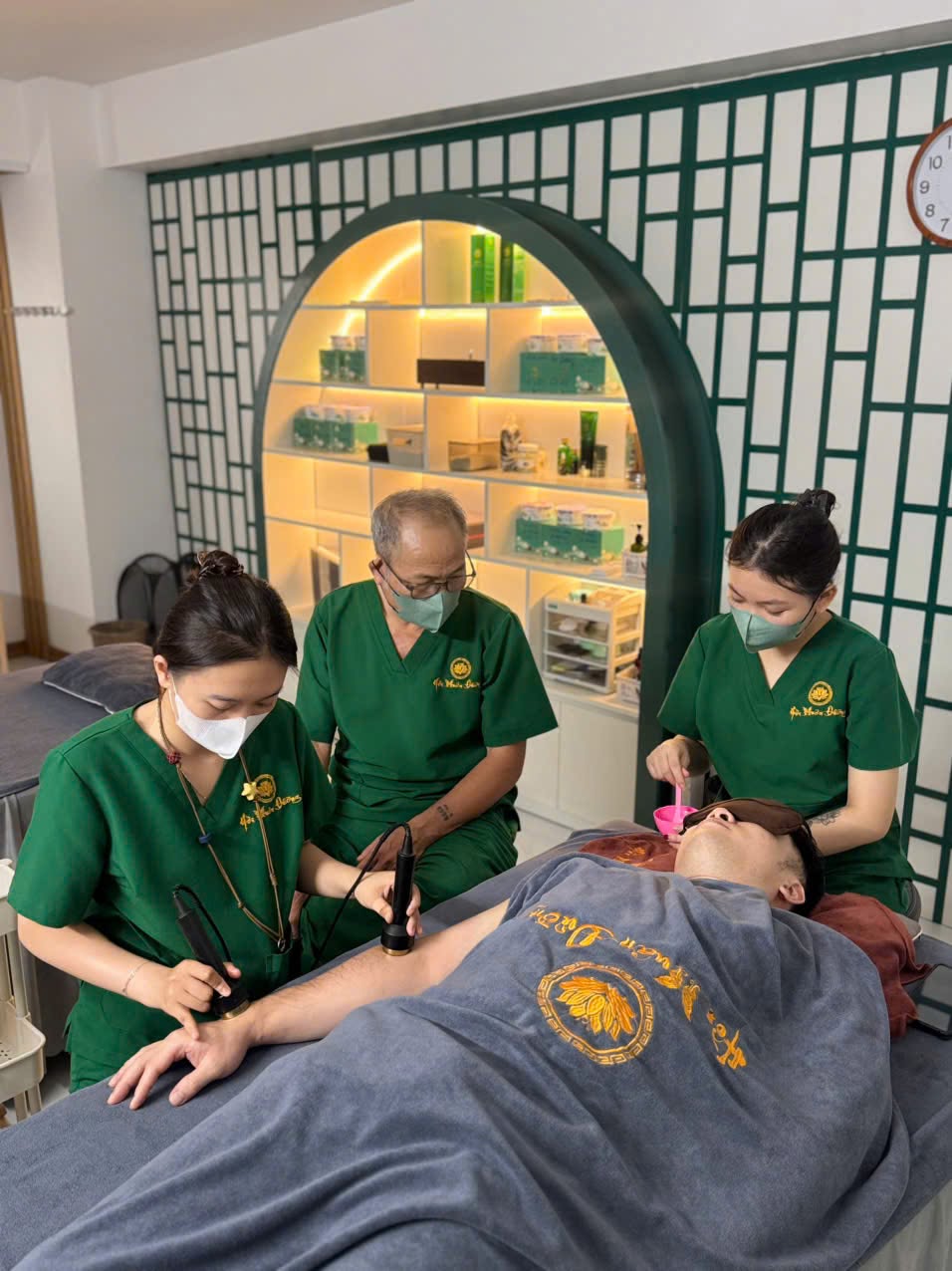 Khách hàng trải nghiệm trị liệu dưỡng sinh tại Hồi Xuân Đường