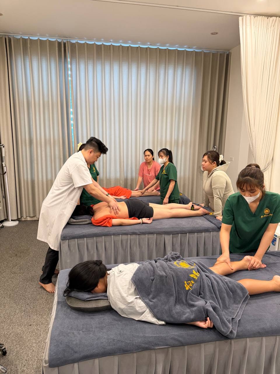 Tiến hành trị liệu và theo dõi điều chỉnh